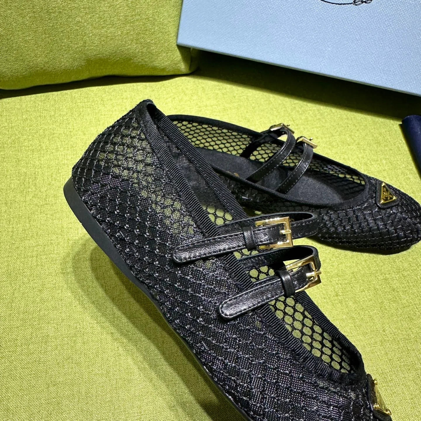 👟👟Ex-factory price 500👟👟 Prada 25ss new style for early spring🔥🔥✨ 🌟 Recommended by major bloggers in Xiaohongshu, developed 1-1 to highlight classic charm. Open molded outsole. Imported mixed breed sheep lining. These ballet flats have a feminine silhouette and classic details for a sophisticated and timeless style. The mesh fabric is reinterpreted with lace patterns, which is delicate and unique. The upper is embellished with a narrow band and an engraved logo metal buckle. Enamel-coated triangular metal logo. 5mm one-piece rubber sole, decorated with hot-stamped logo. Code number: 35 to 42 (40-42 customized, non-refundable)